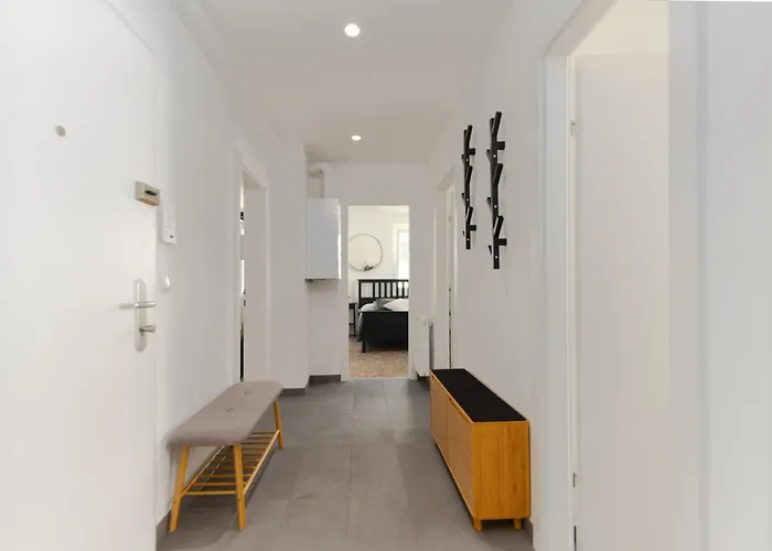 King Bed Home, 3 Bed Rooms, Perfect For Long Term וינה