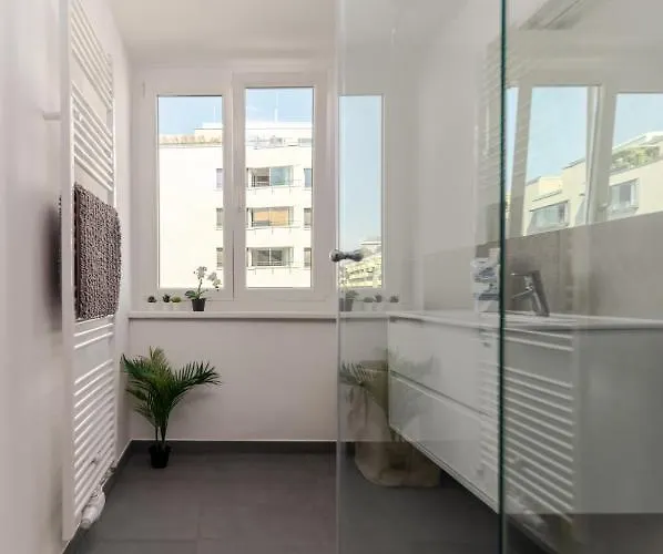 דירה King Bed Home, 3 Bed Rooms, Perfect For Long Term