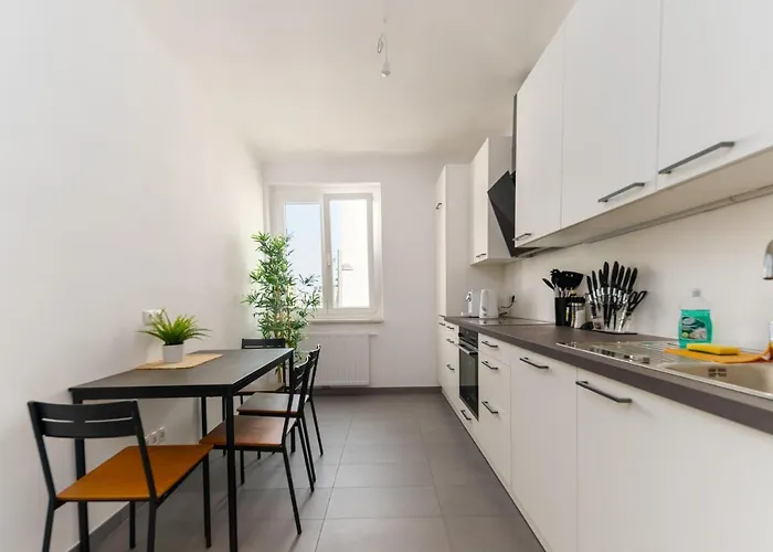 King Bed Home, 3 Bed Rooms, Perfect For Long Term *